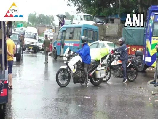  Lalu lintas terhenti di tengah hujan lebat di Jalan Raya Nasional Jammu-Srinagar